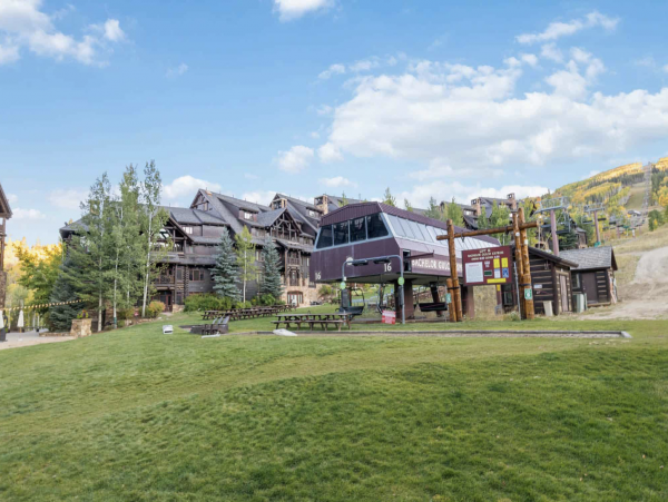 Ski access 300 yards away and access to Ritz Carlton